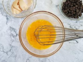 鸡蛋用手抽打至顺滑，过筛2次，这样挞液会更顺滑