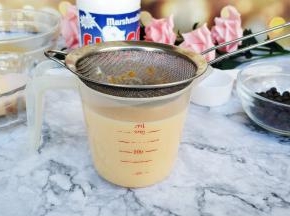 最后过筛一次到量杯里备用