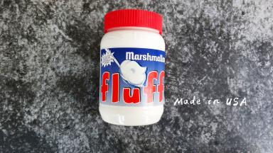用的是美国产品Fluff涂抹型棉花糖，它不像普通棉花糖要先融化，它是很轻盈的膏体，甜度适中口感柔滑，在做甜品中添加让整个口感味道更加丰满！