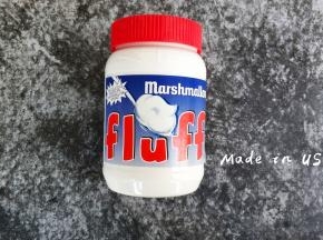 用的是美国产品Fluff涂抹型棉花糖，它不像普通棉花糖要先融化，它是很轻盈的膏体，甜度适中口感柔滑，在做甜品中添加让整个口感味道更加丰满！