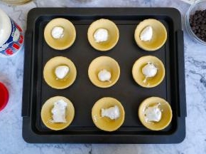 Fluff棉花糖是半固态的，用小勺子勺到蛋挞皮里（小小一勺就足够了，不要太多，不然会爆得太兴奋）