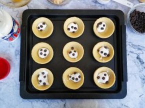 放入巧克力豆（想爆浆口感强劲点的，可多放一些）