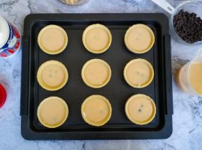 烤箱预热210度，将蛋挞液倒入挞皮8分满