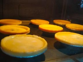 将蛋挞放入烤箱中，210度25分钟（自家烤箱脾气不同，根据自家的来调整哈）