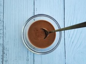 烤制蛋挞时，将60g巧克力豆（自己喜欢的巧克力）与60g淡奶油隔水隔合成巧克力酱（有现成的巧克力酱可以忽略这步）

