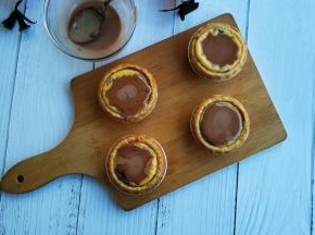 将巧克力酱依次倒入蛋挞上