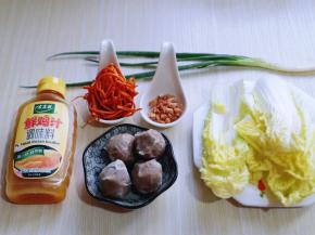 准备食材，将娃娃菜去根，洗干净，虫草洗干净，小开洋冷水泡5分钟。