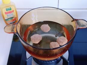 准备汤锅，加入纯净水，牛肉丸子。