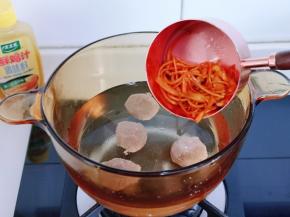 加入洗干净的虫草。