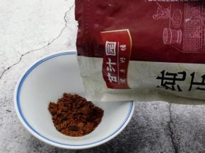 烤制期间来调一个汁、甘汁园纯正红糖取一勺在碗里。