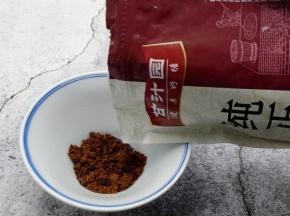 烤制期间来调一个汁、甘汁园纯正红糖取一勺在碗里。