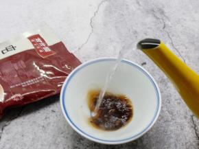 加少许的开水化开就可以。