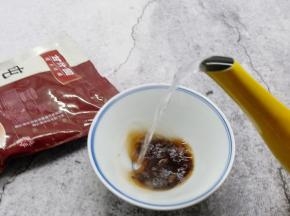 加少许的开水化开就可以。