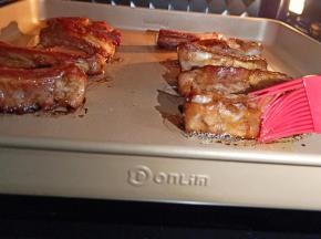 烤制到15分钟，刷一层甘汁园的红糖水、这样烤好的肋排不仅味道好、色泽更加诱人！