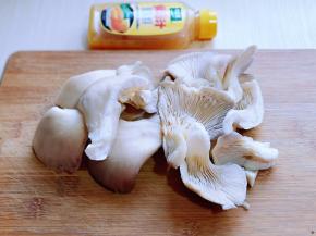 平菇去根，再撕成小块。(手撕即可)