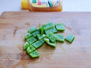 将甜椒洗干净，切小块。(块不要切的太大)