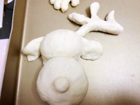 摆在耳朵和头部结合处