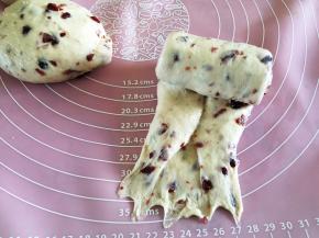 自上而下卷起，收口处压薄捏紧