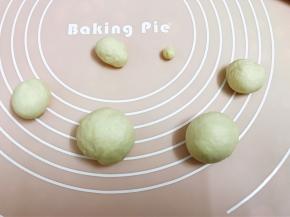 取一份面团分为
20克重面团2个，15克重面团1个，3克重面团一个，剩下的面团分为两份一份大一点一份稍微小一点