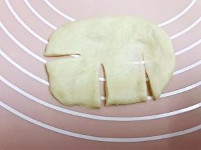 剩下的两份面团分别做成鹿角
擀成椭圆形切成如图三份，从上卷起到切口处，上面三份分别卷成卷