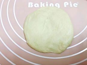 取一份擀成圆形放入不粘烤盘里做为脸部