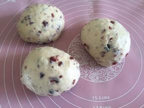 松弛20分钟后分割成相等的三份揉圆