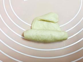 从下往上卷到中间位置上面折过来，摆在脸部中间偏上位置