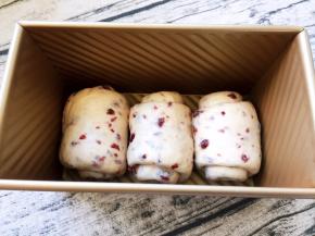 放入吐司盒中二次发酵