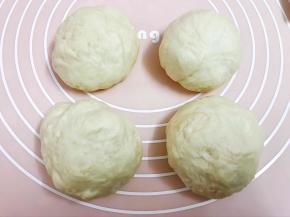 取出面团排气后分为四份