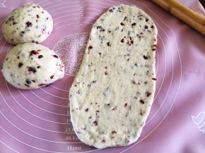 继续松弛10分钟，取一个面团擀成长舌状