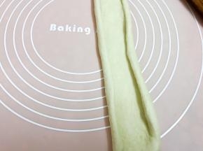 再次擀长两边折起来