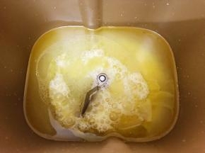 面包机里先放入液体材料