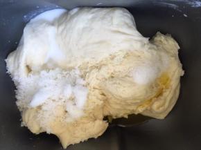 发酵完成后加入主面团材料揉至完全阶段