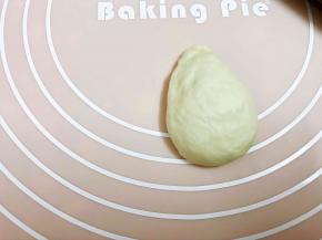 剩余的搓成水滴状擀成三角形