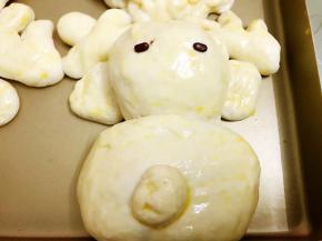 二发完成刷上蛋液，眼睛用两颗红豆代替