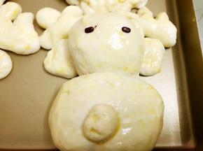 二发完成刷上蛋液，眼睛用两颗红豆代替