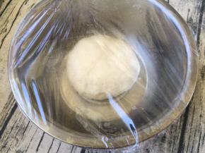 揉匀后室温发酵至2.5倍大（或者冰箱发酵16-17个小时后取出继续发酵至2.5倍大）