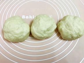 取出面团排气后分为三份