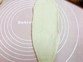 取一份擀成牛舌状