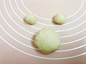 再取一份面团，分出2份5克重的小面团