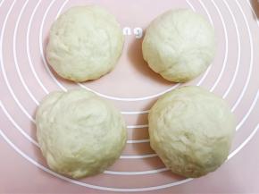 取出面团排气后，平分为4份