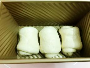 依次做好摆在吐司盒里