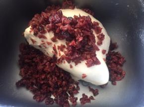 加入蔓越梅揉一分钟至二者混合均匀