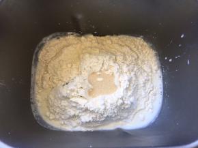 中种材料放入面包机中