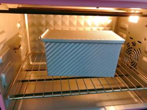 放入预热好的烤箱下层180度烤40分钟