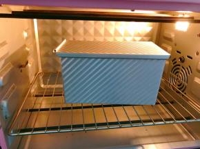 放入预热好的烤箱下层180度烤40分钟