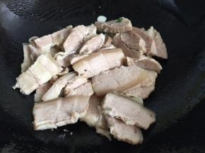 放入五花肉翻炒片刻