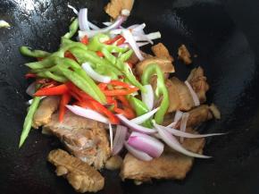 放入辣椒丝翻炒片刻