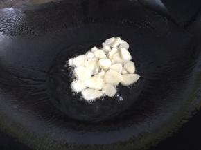 锅内放油烧热，放入蒜片爆香