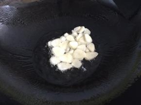 锅内放油烧热，放入蒜片爆香